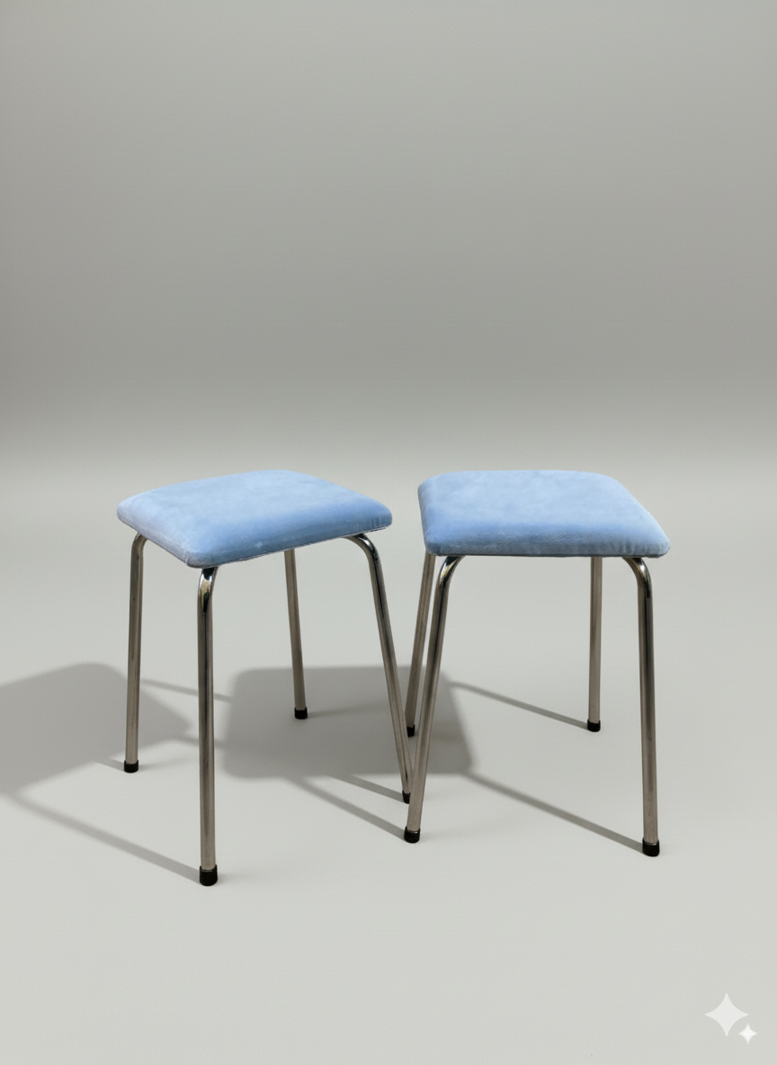 Paire de tabourets vintage – structure chrome & assise bleue