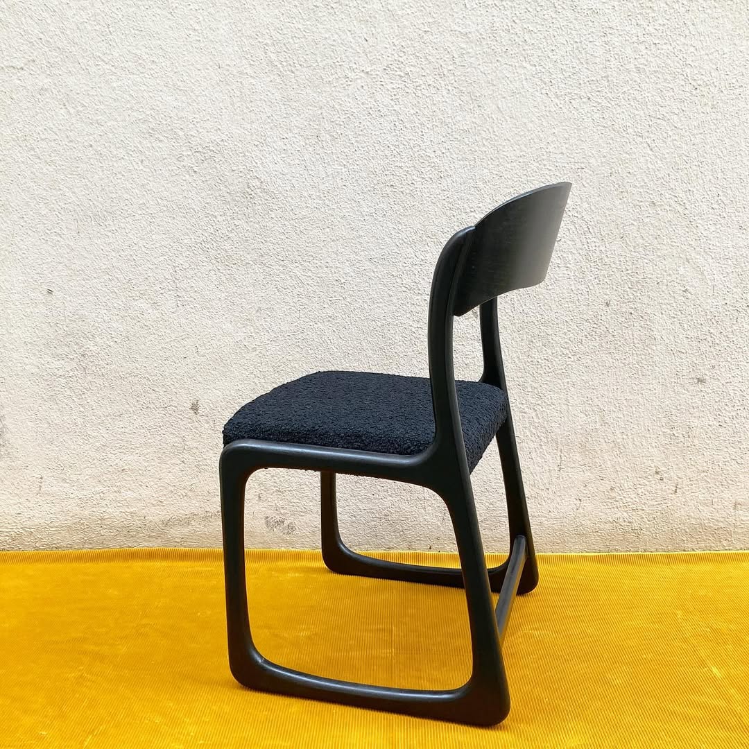 Chaise traîneau Baumann noire – chêne teinté & tissu bouclette