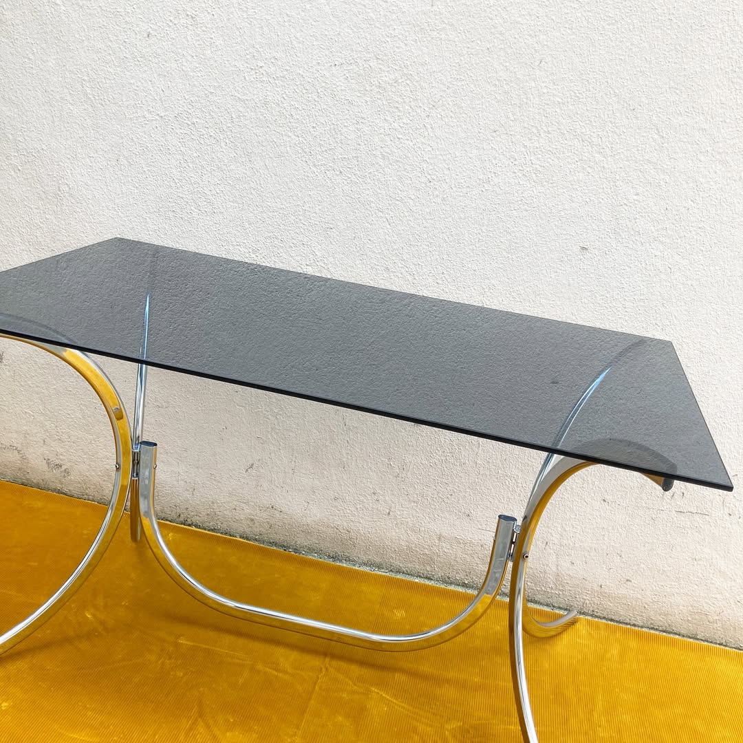 Table vintage verre fumé & piétement chromé – années 70-80