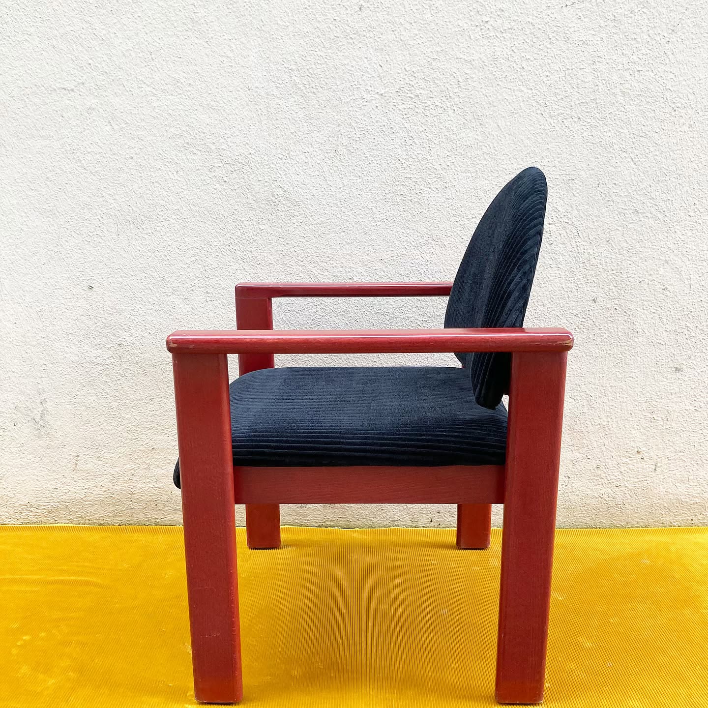 Fauteuil MMO, bois patiné et velours côtelé