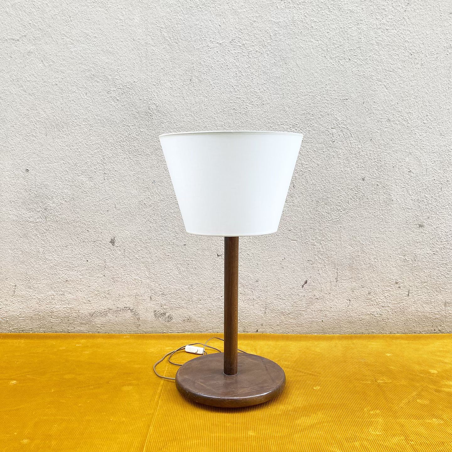 Grande lampe en bois massif avec abat-jour inversé