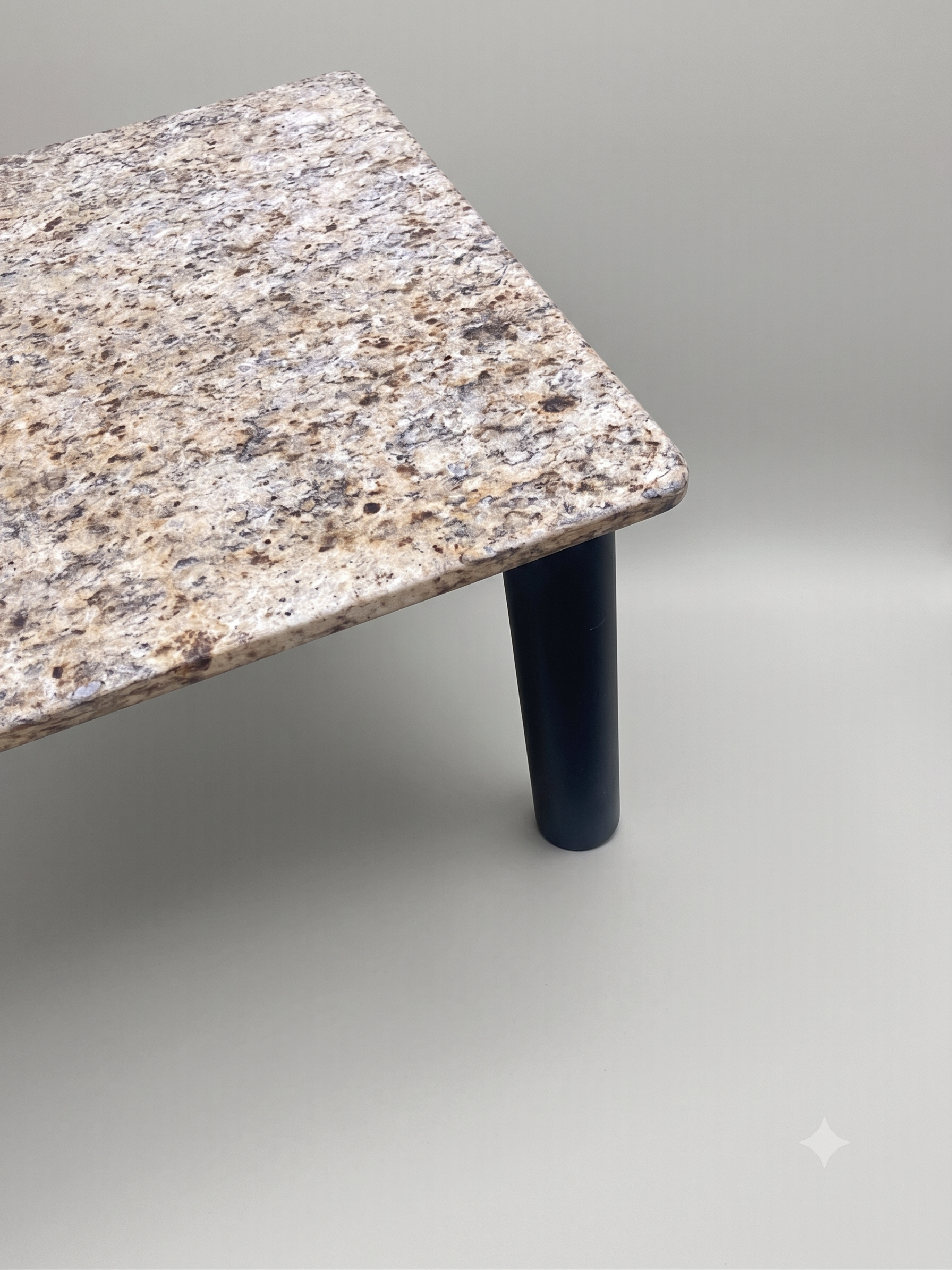 Table basse carrée en granit et métal noir – Design Minimaliste / Brutaliste