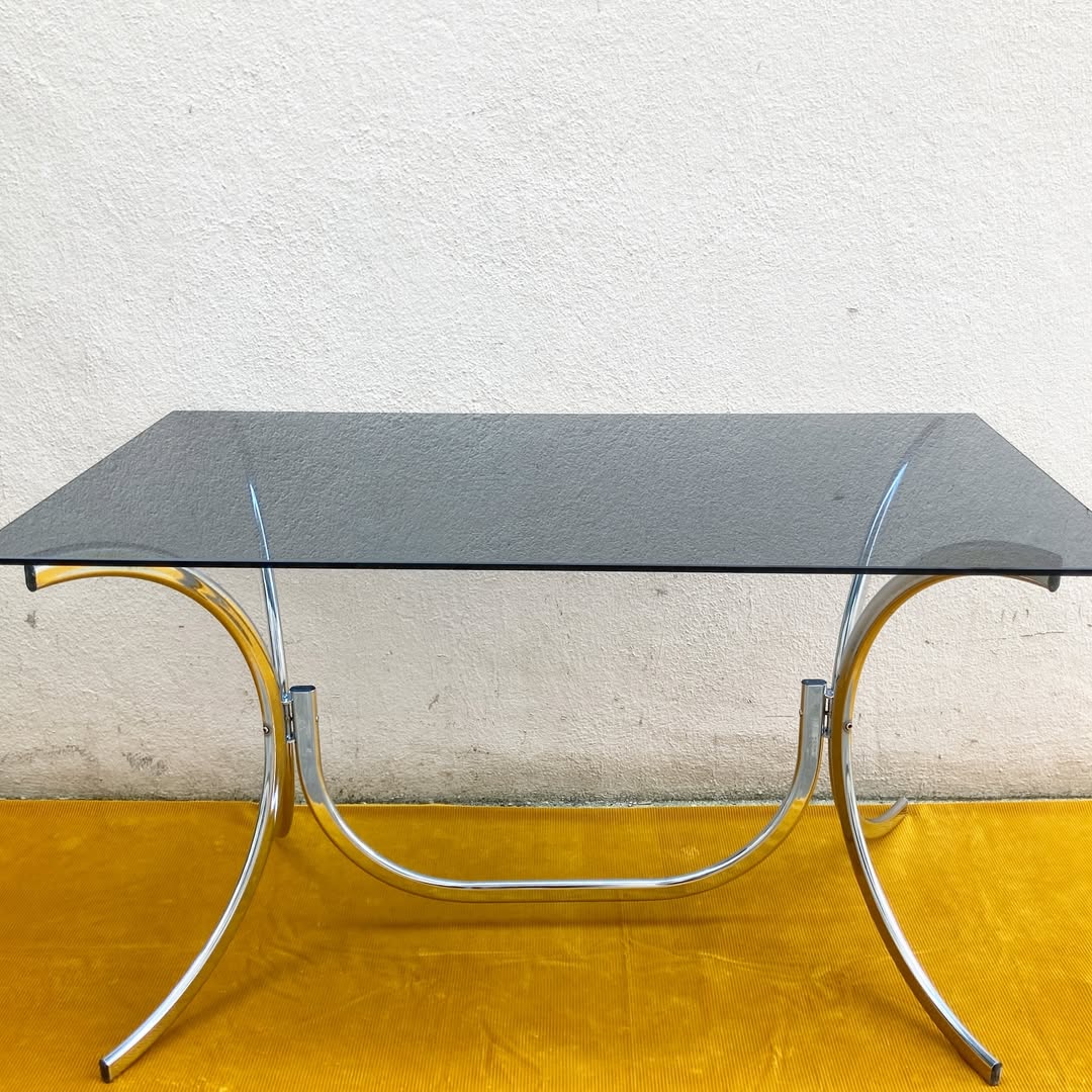 Table vintage verre fumé & piétement chromé – années 70-80