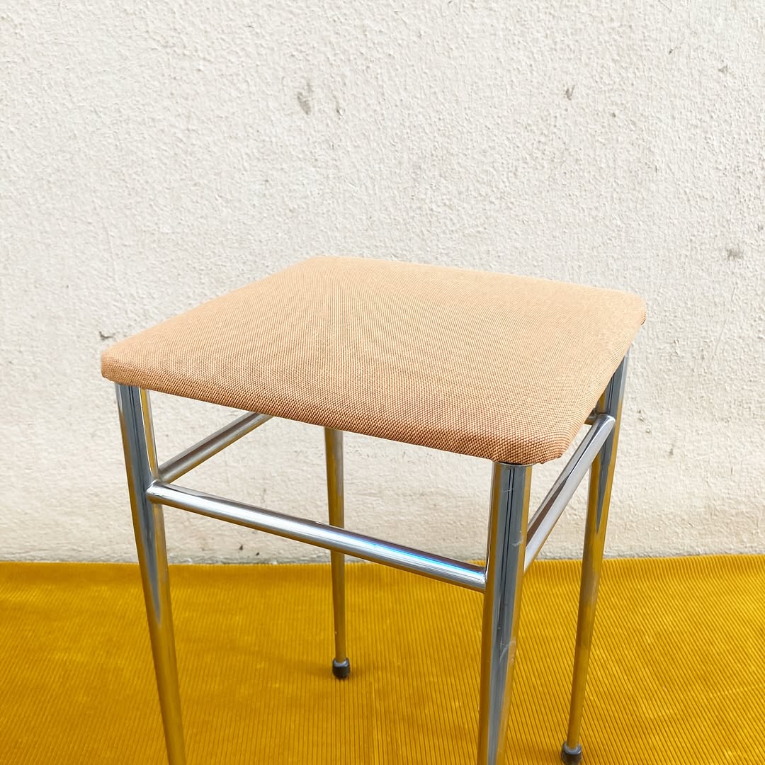 Tabouret chrome 70s – assise en tissu