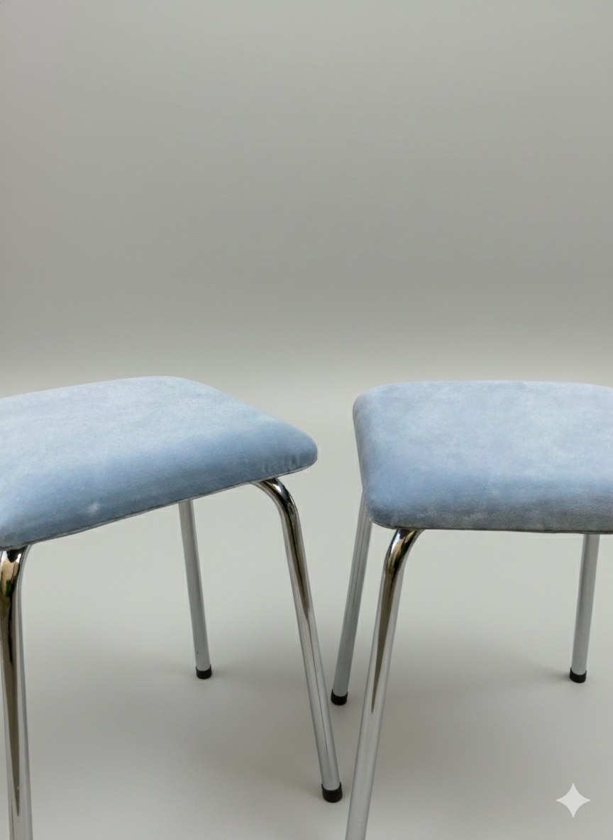 Paire de tabourets vintage – structure chrome & assise bleue