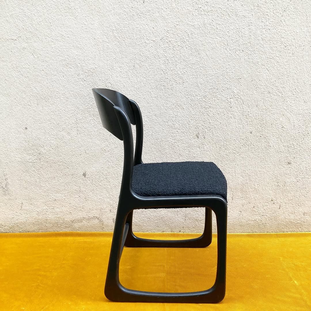 Chaise traîneau Baumann noire – chêne teinté & tissu bouclette