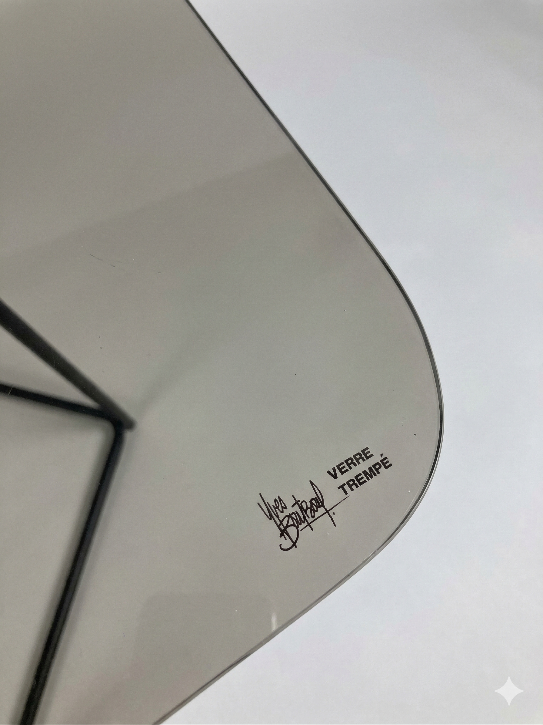 Bureau Yves Boutboul verre fumé et métal noir 