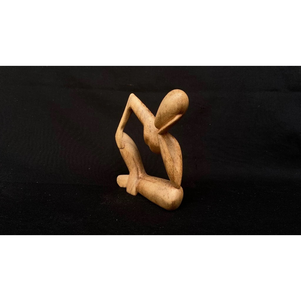 Patung kayu abstrak