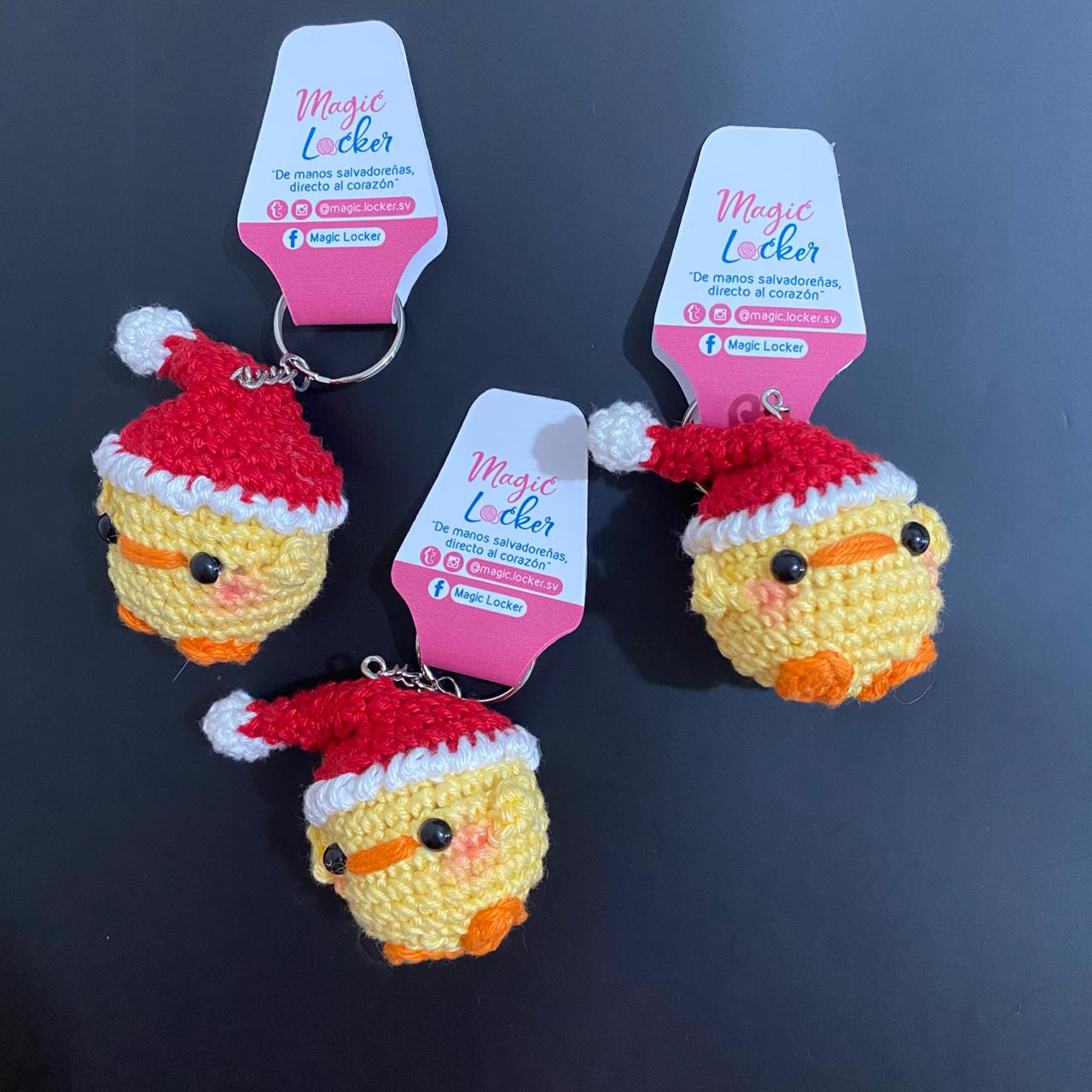 Llavero de pollito navideño