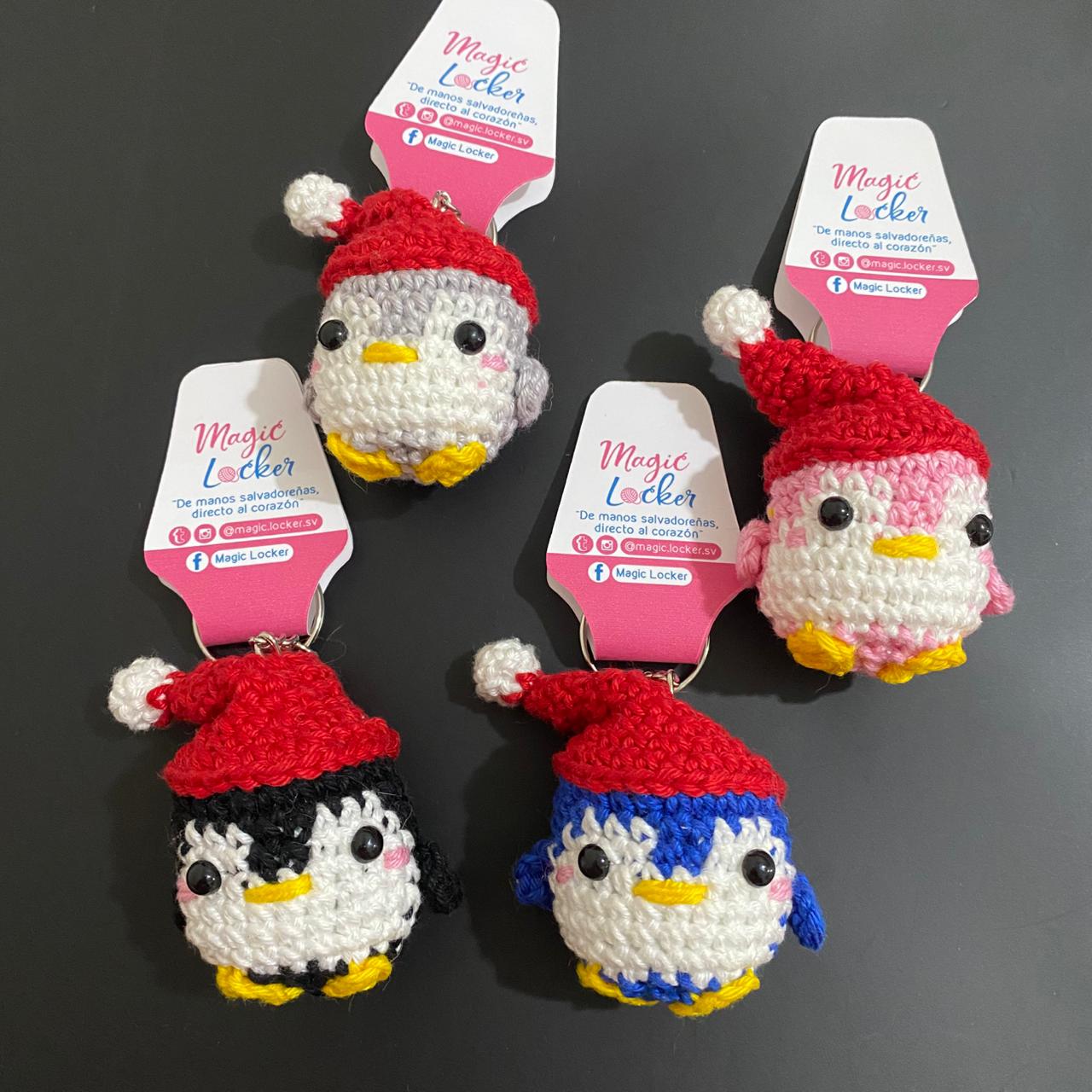 Llavero de pingüino navideño tejido