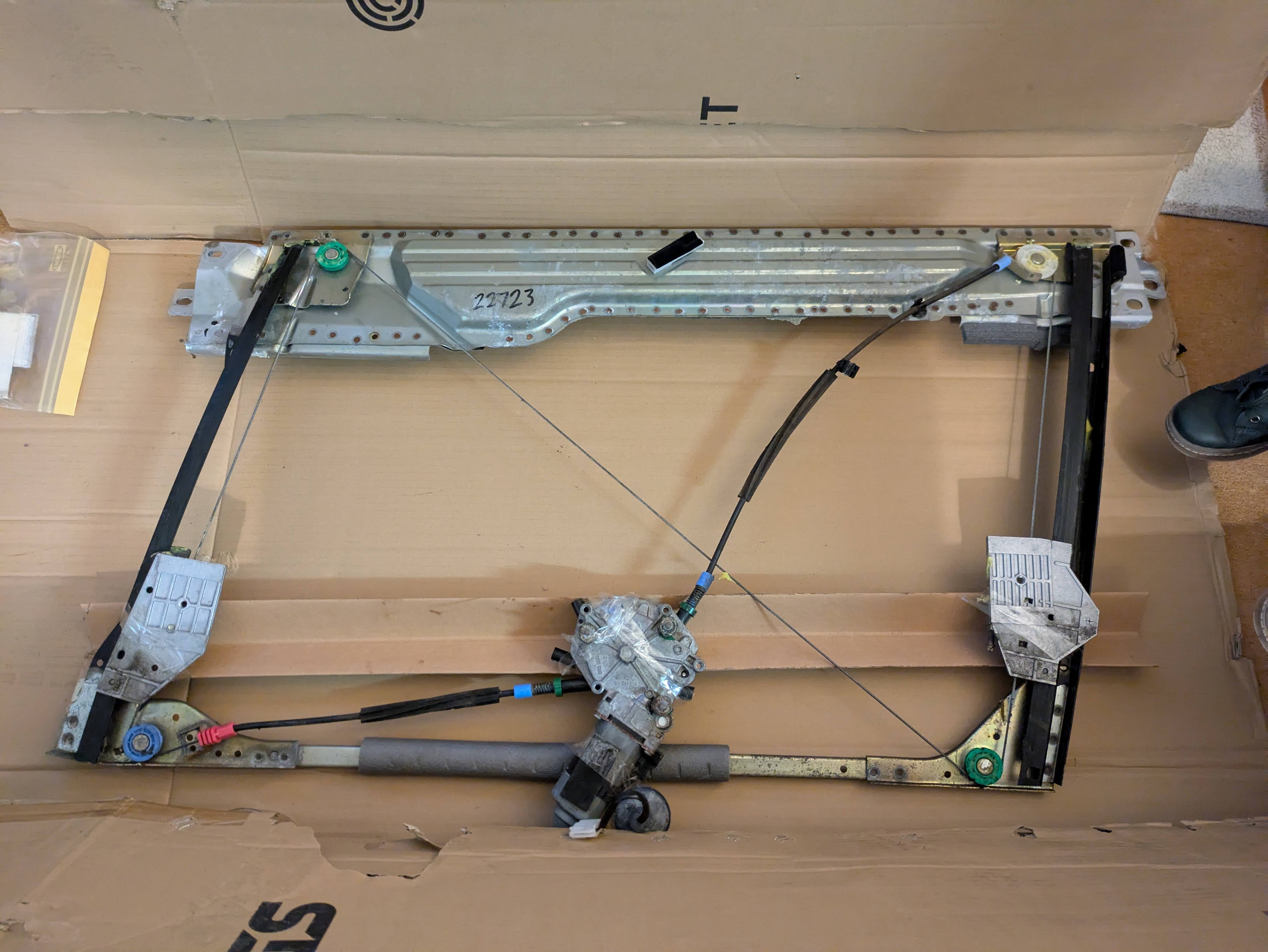 Volvo V70 Front Window Regulator