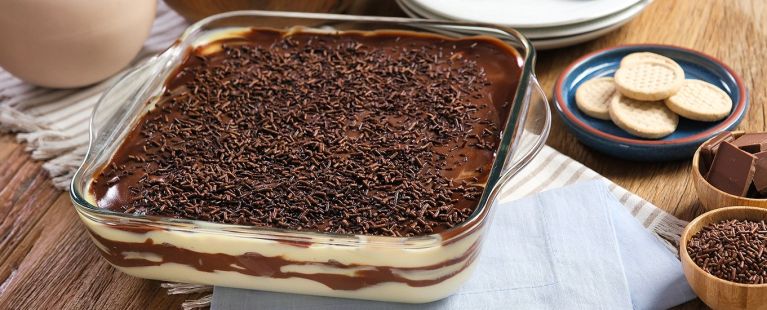 Sobremesa de biscoito de chocolate em camadas