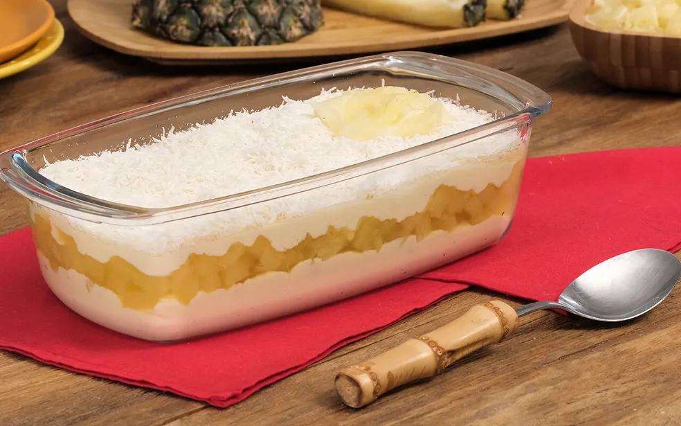 Sobremesa em camadas de abacaxi e coco