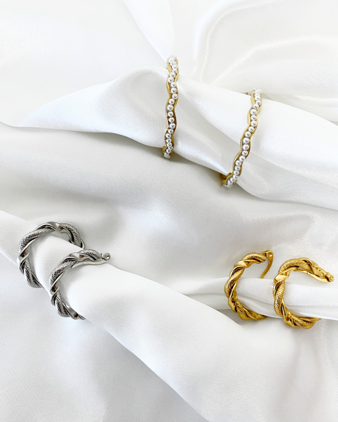 Brincos argola com pérolas