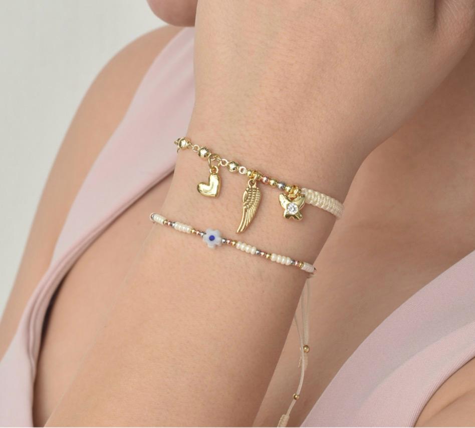 Set de pulseras doradas y blancas