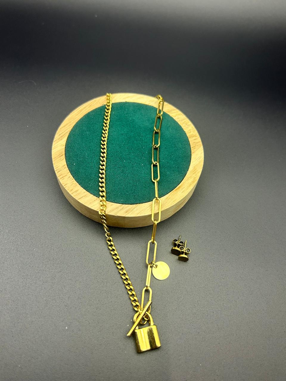 Collar dorado con candado