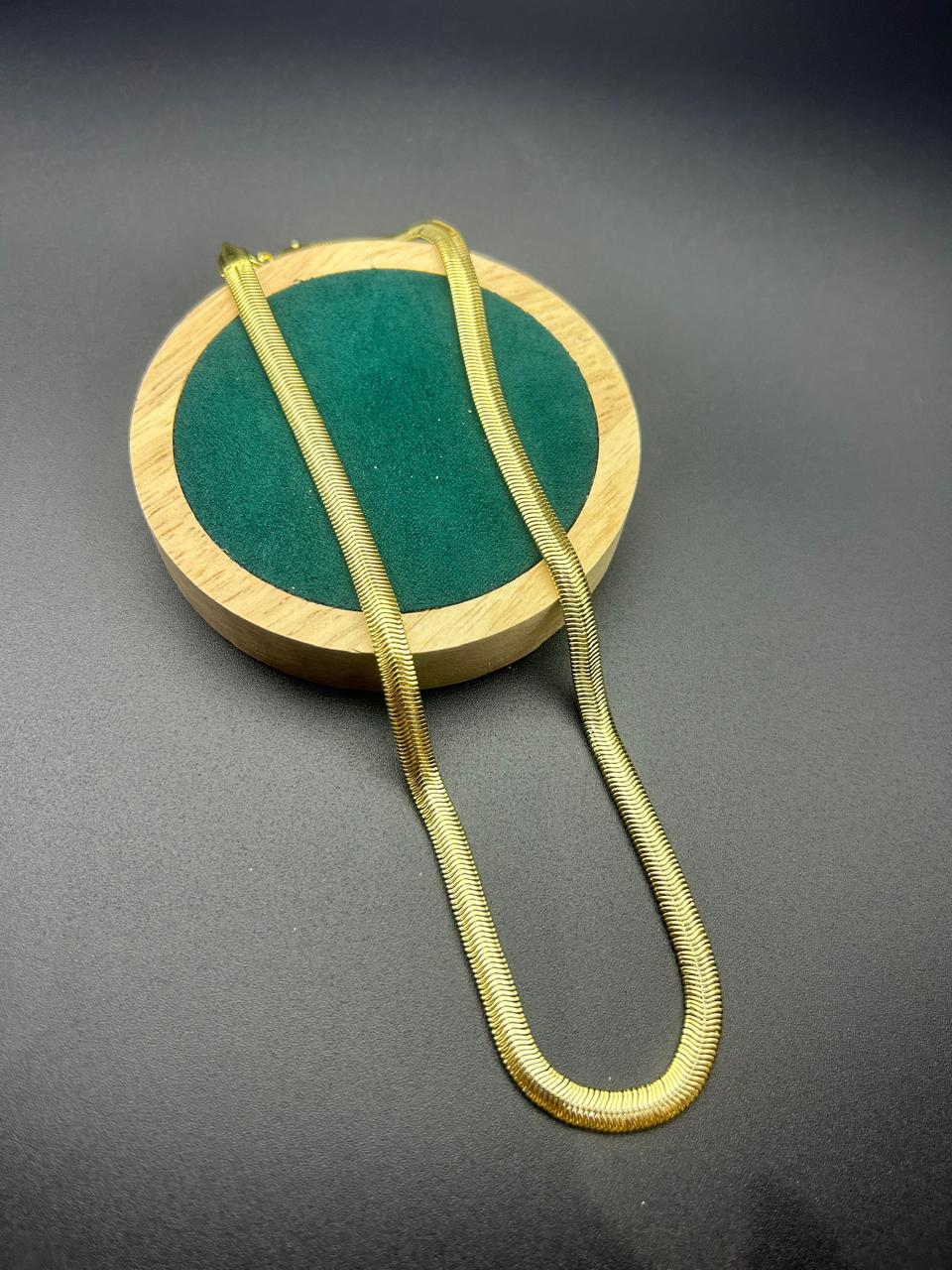Collar de cadena dorada