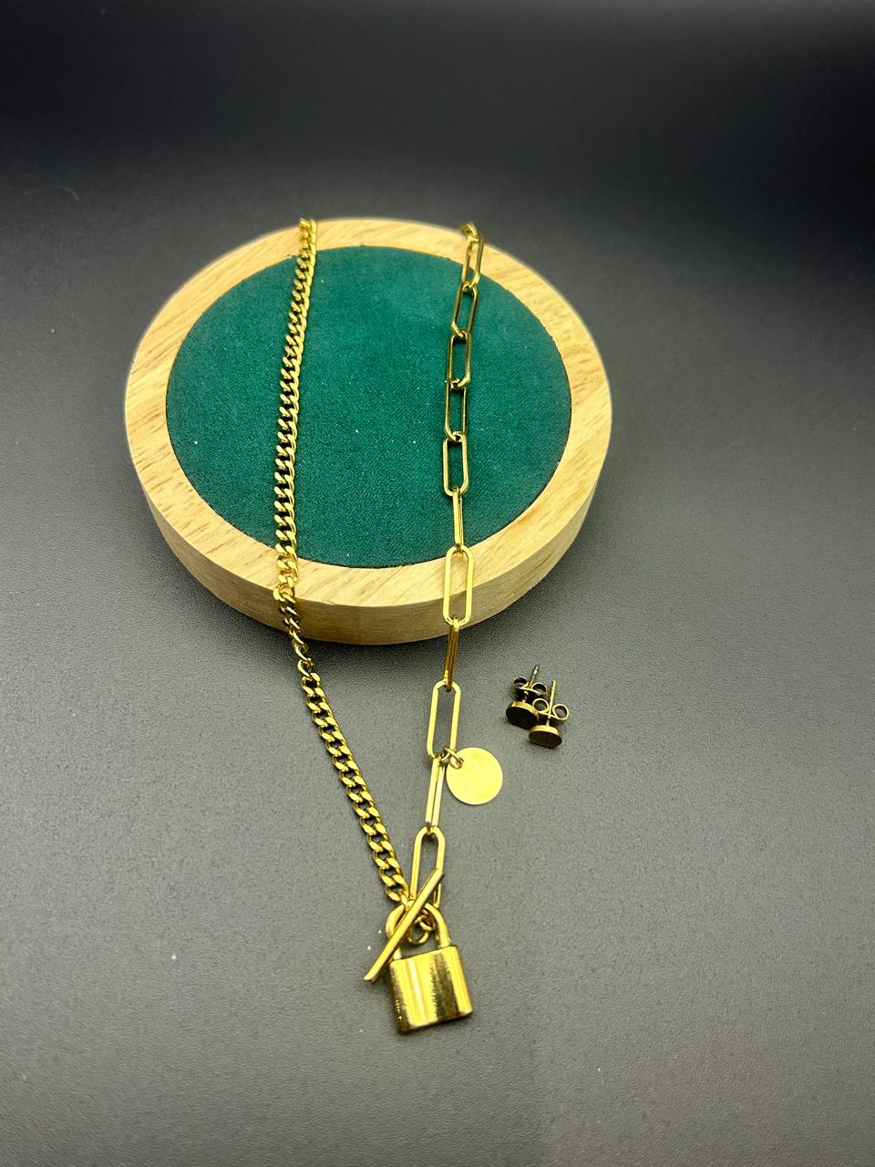 Collar dorado con candado