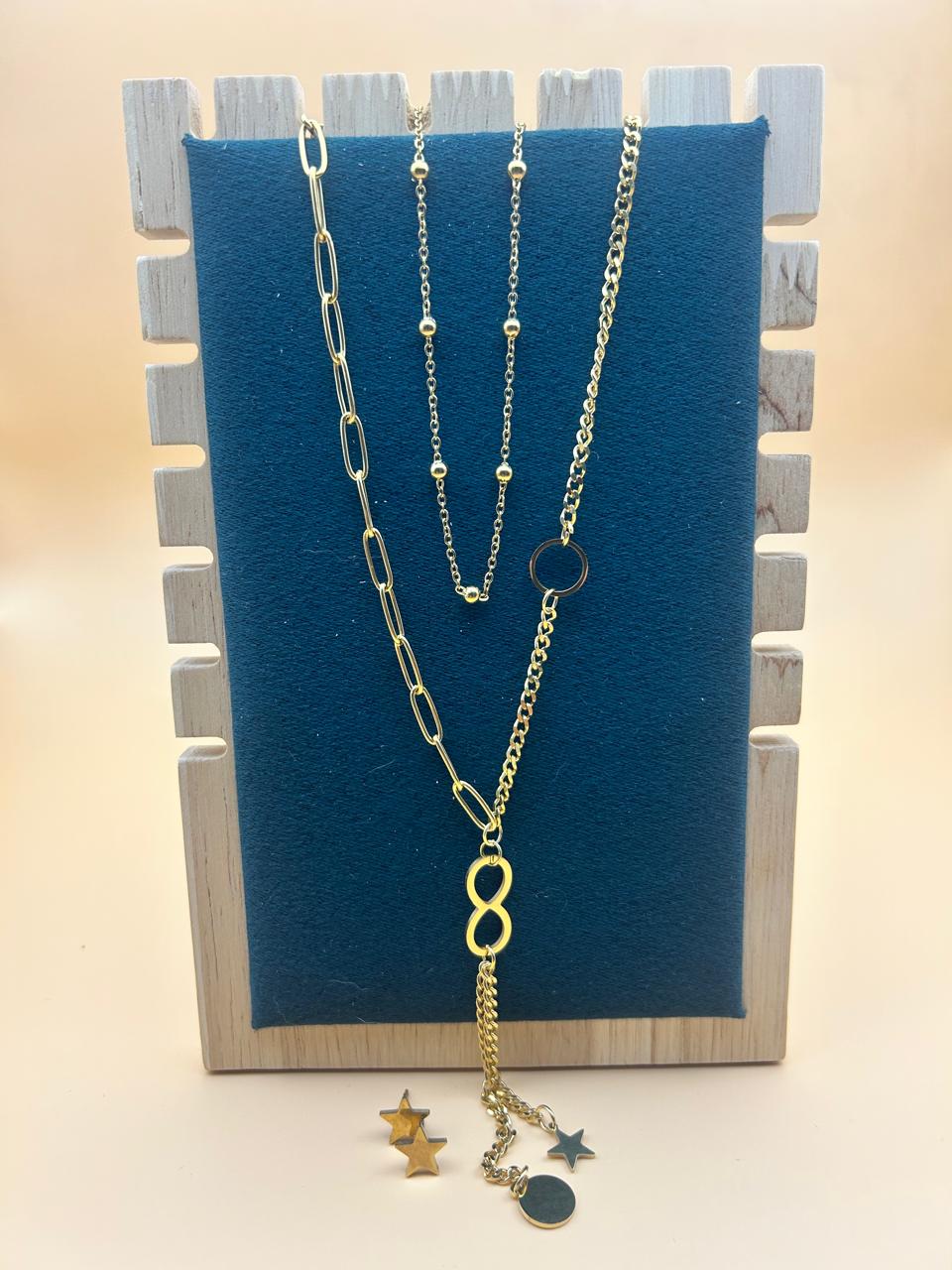 Collar triple dorado con dijes