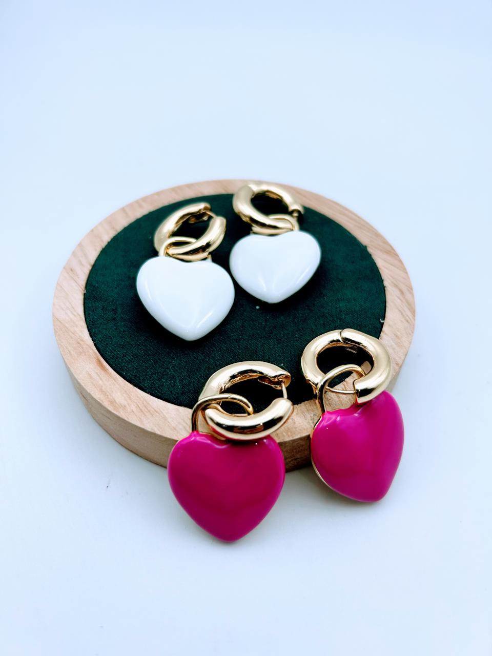 Aretes de corazón blanco