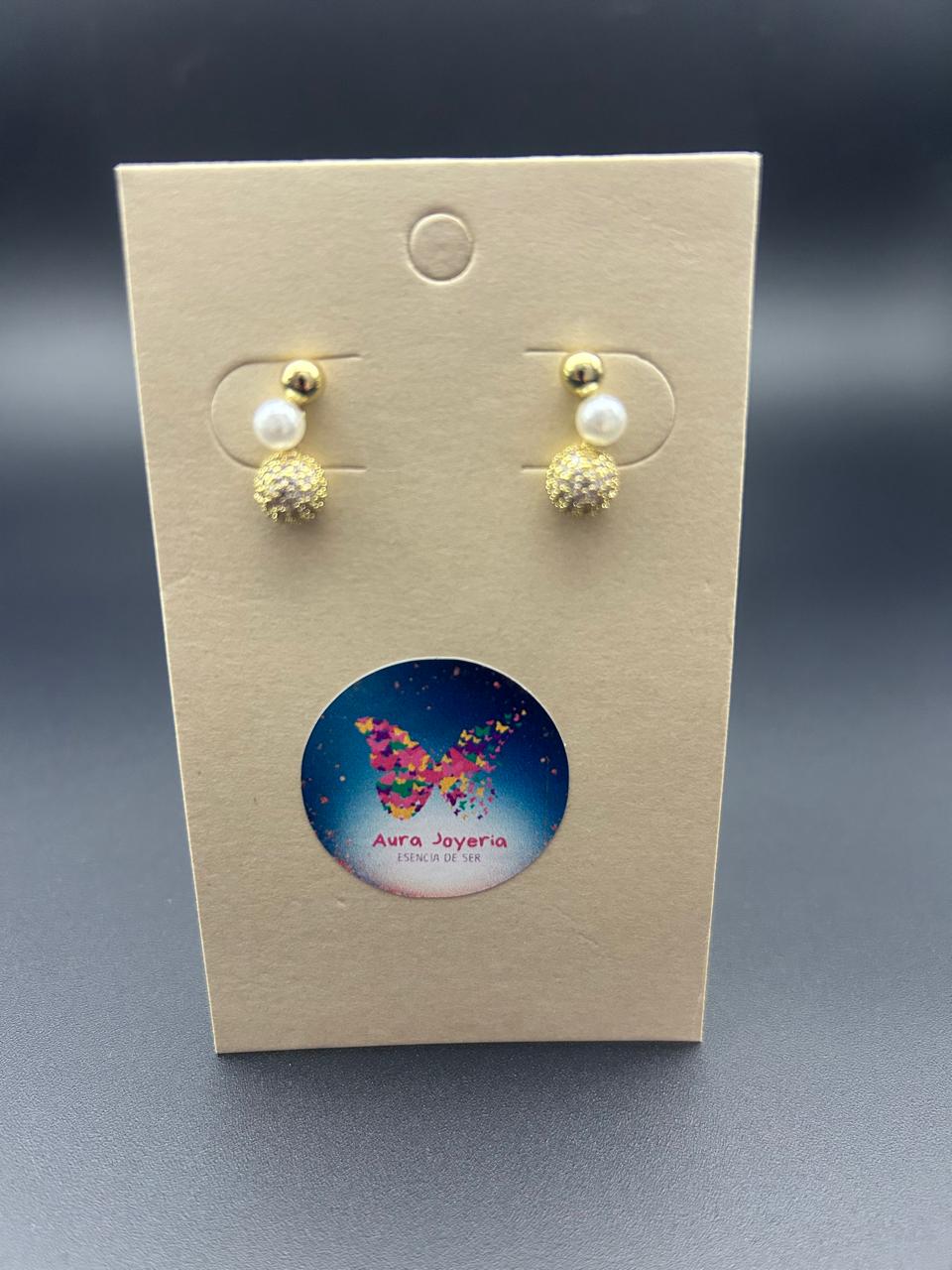 Aretes de perla y bola dorada
