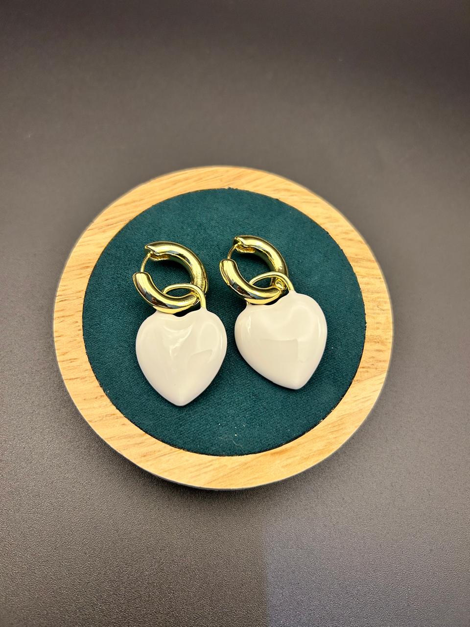 Aretes de corazón blanco