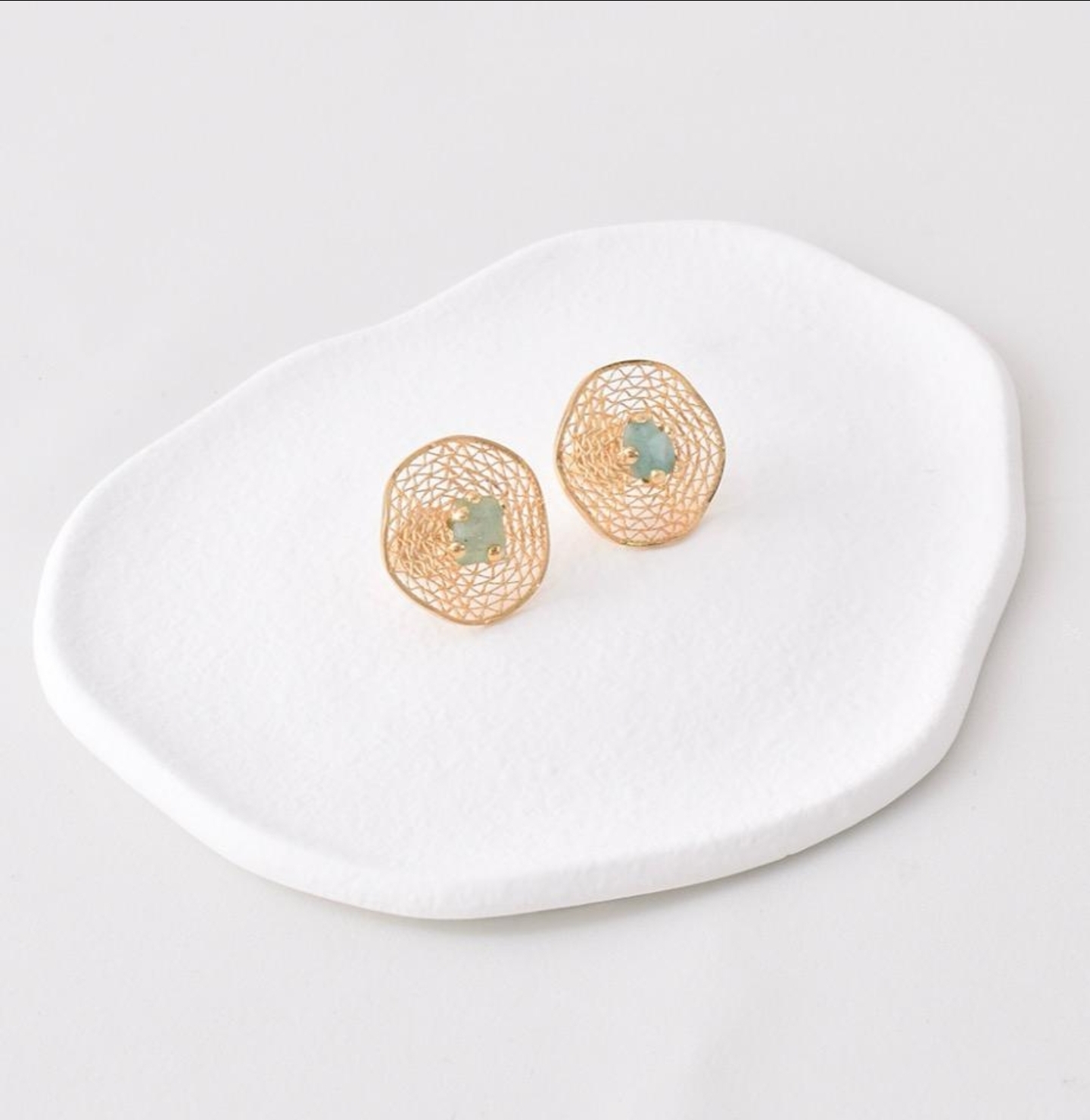 Aretes dorados con piedra verde