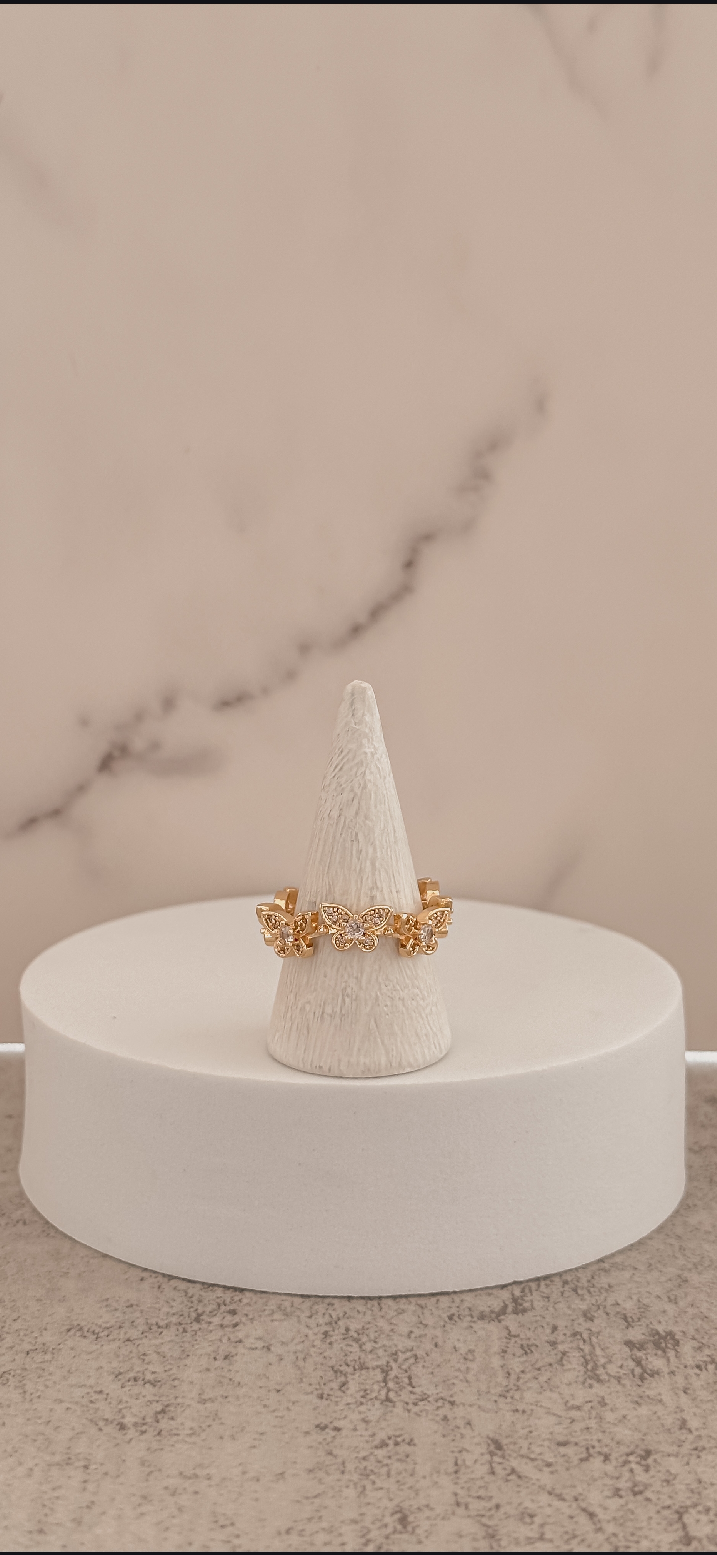 Anillo dorado con mariposas