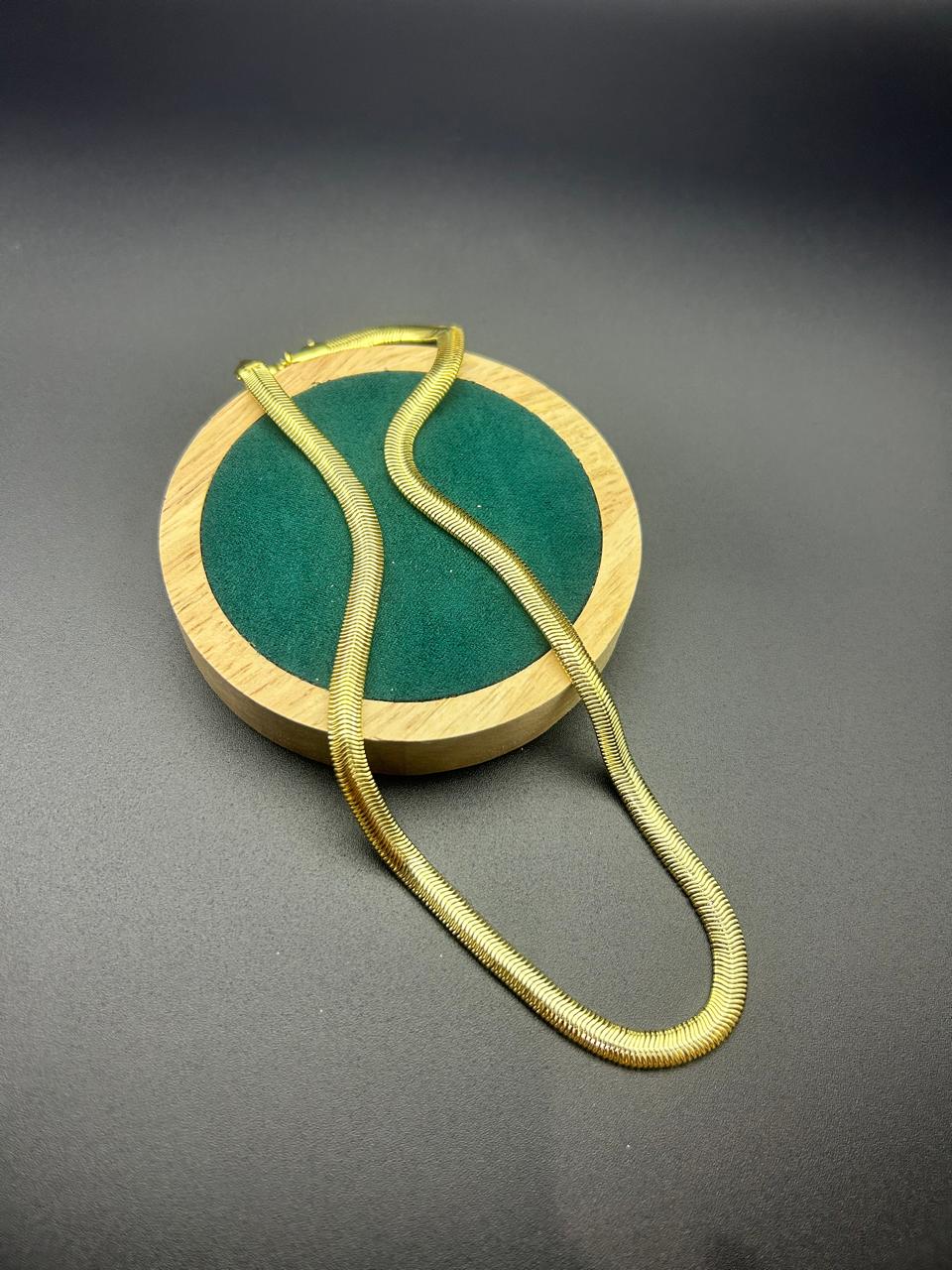 Collar de cadena dorada