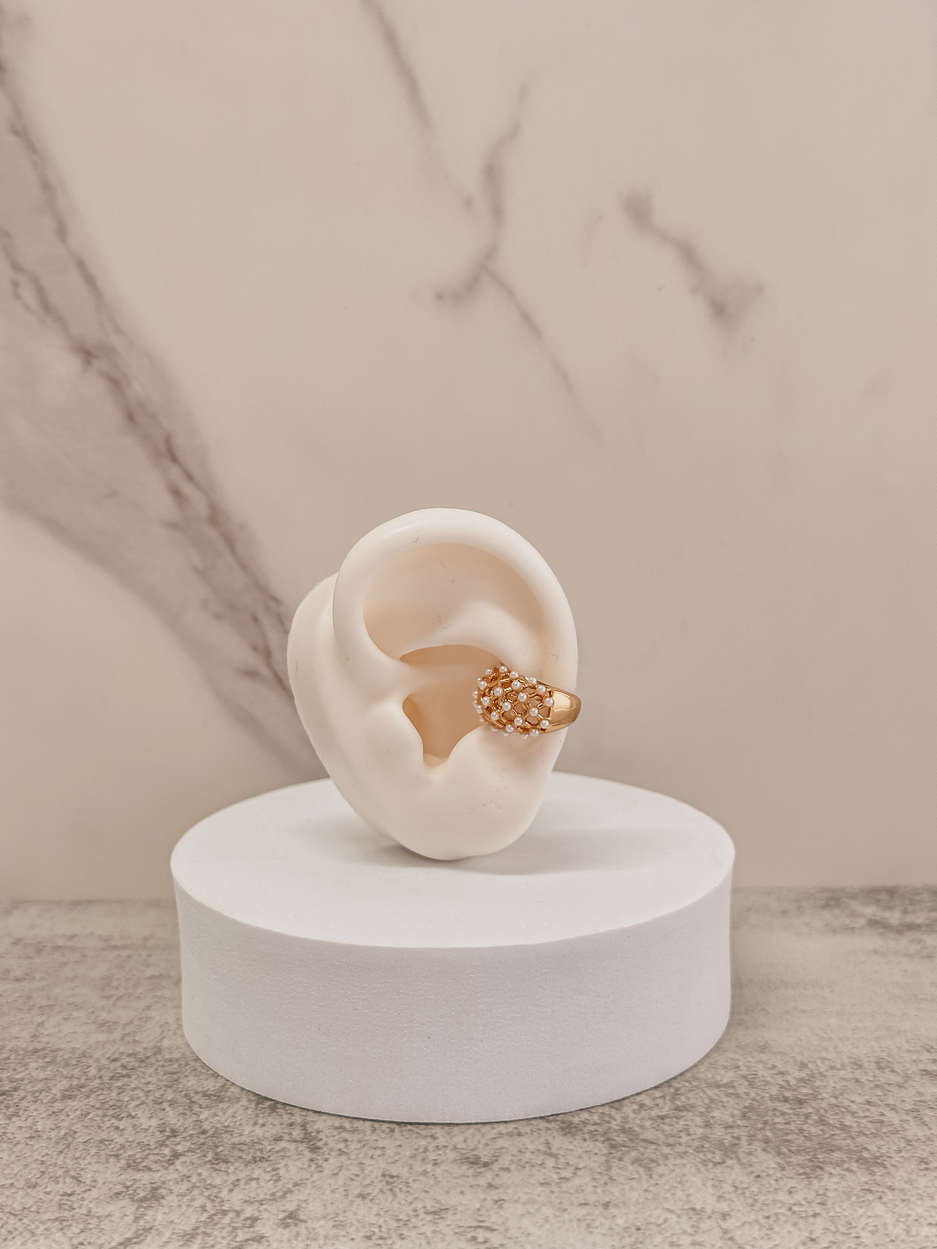 Arete dorado con cristales