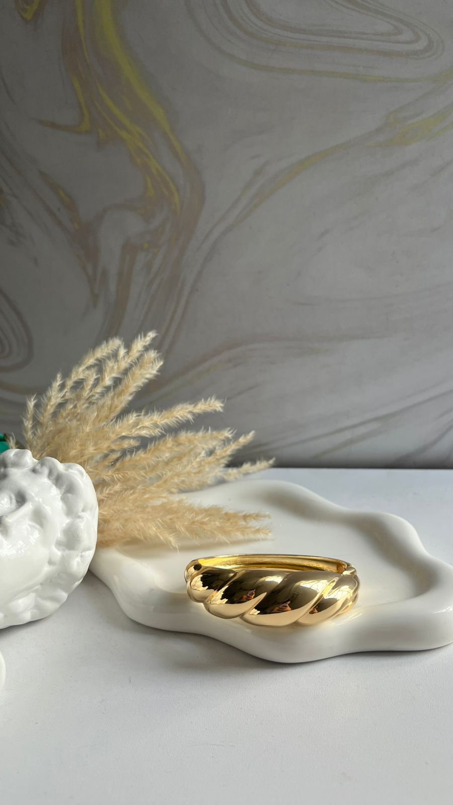 Anillo dorado elegante