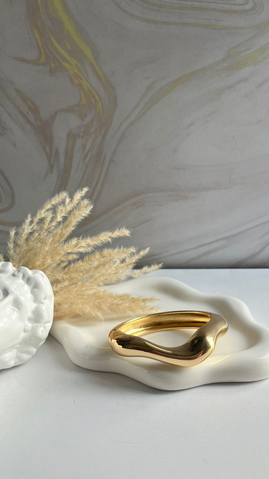 Brazalete dorado moderno