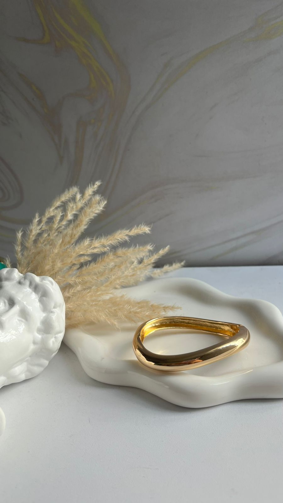 Brazalete dorado elegante