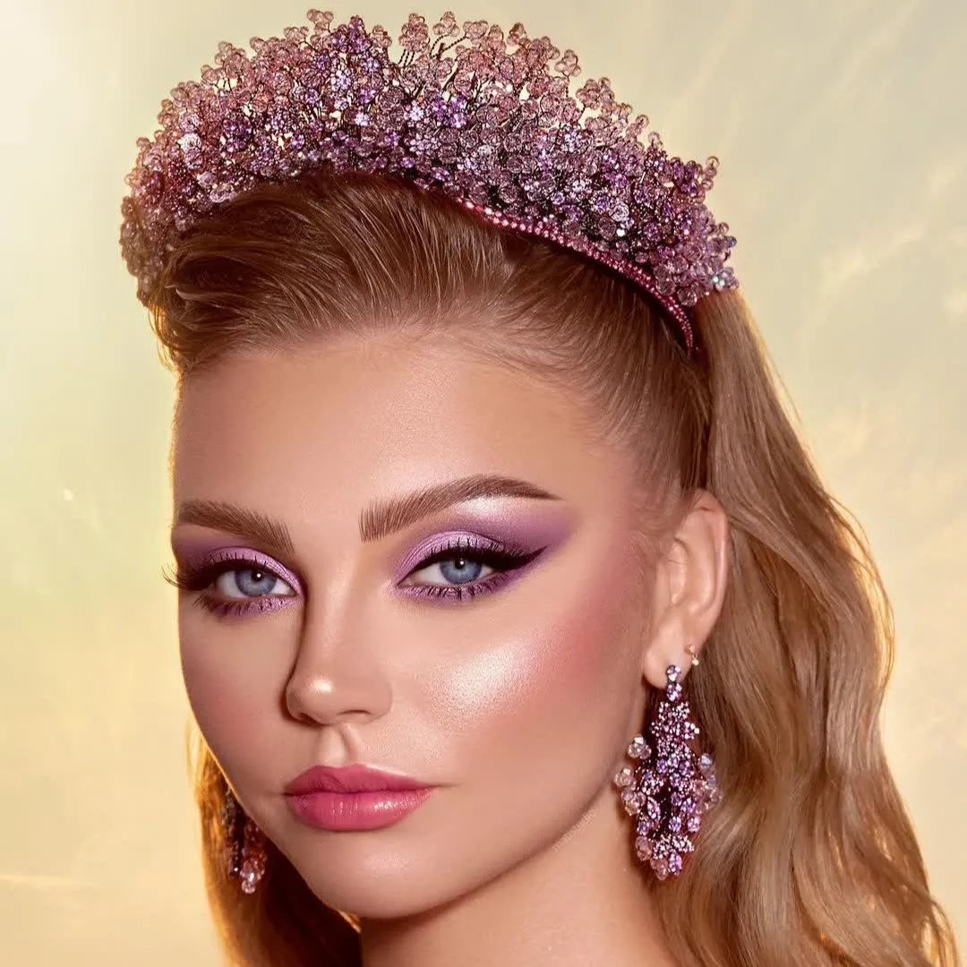 تاج أزهار الورد الفاتن