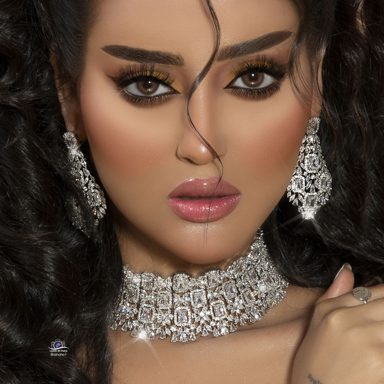 طقم "الشوكر الفاتن" - أناقة الألماس بلمسة عصرية