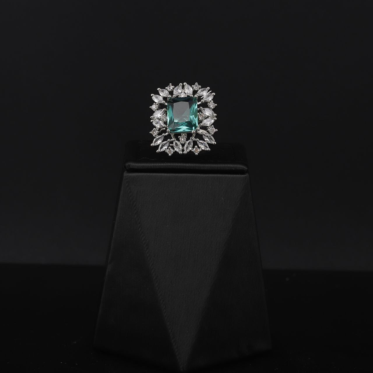 طقم "زمرد المحيط" الملكي 