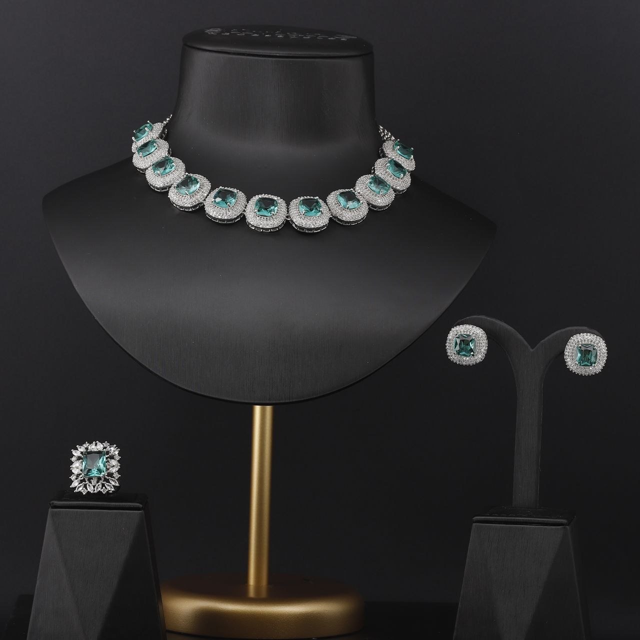 طقم "زمرد المحيط" الملكي