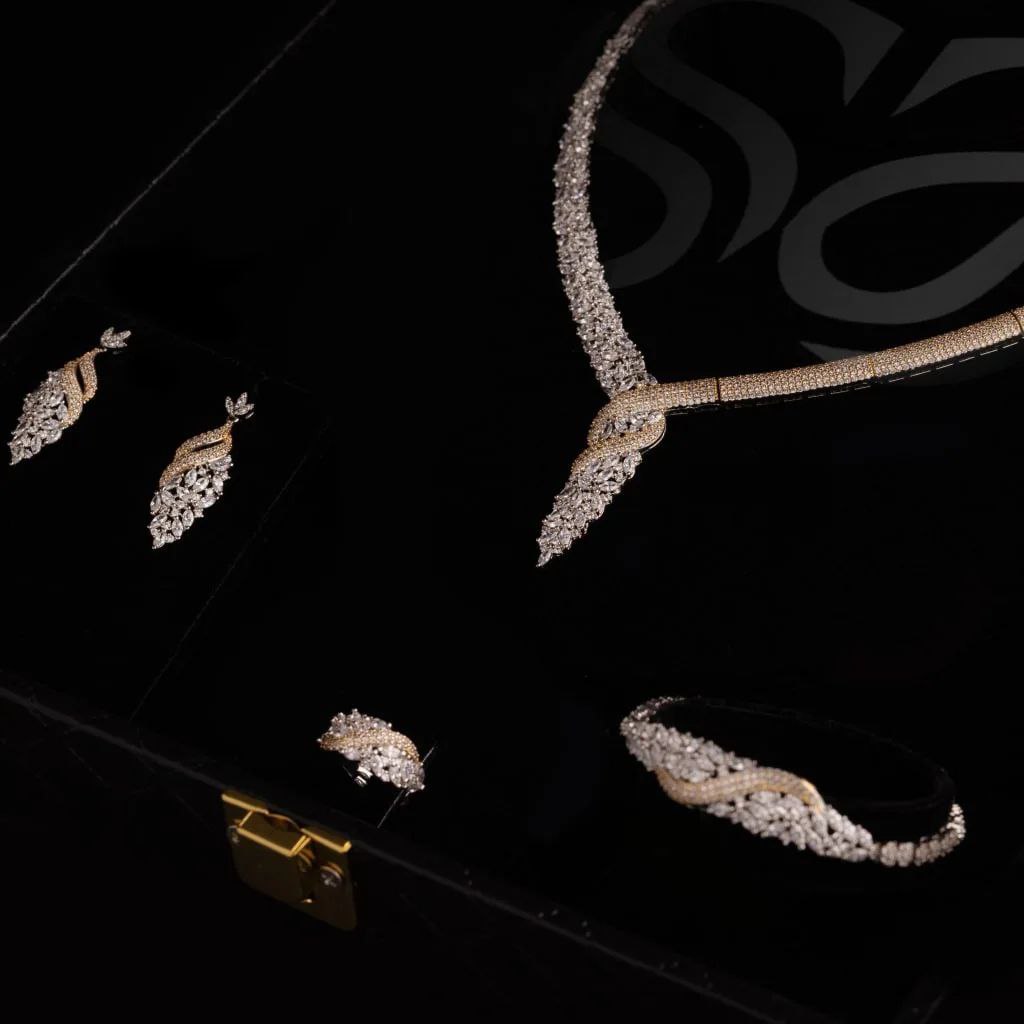 طقم "همسة الأناقة" المُرصَّع بالزركون البرَّاق