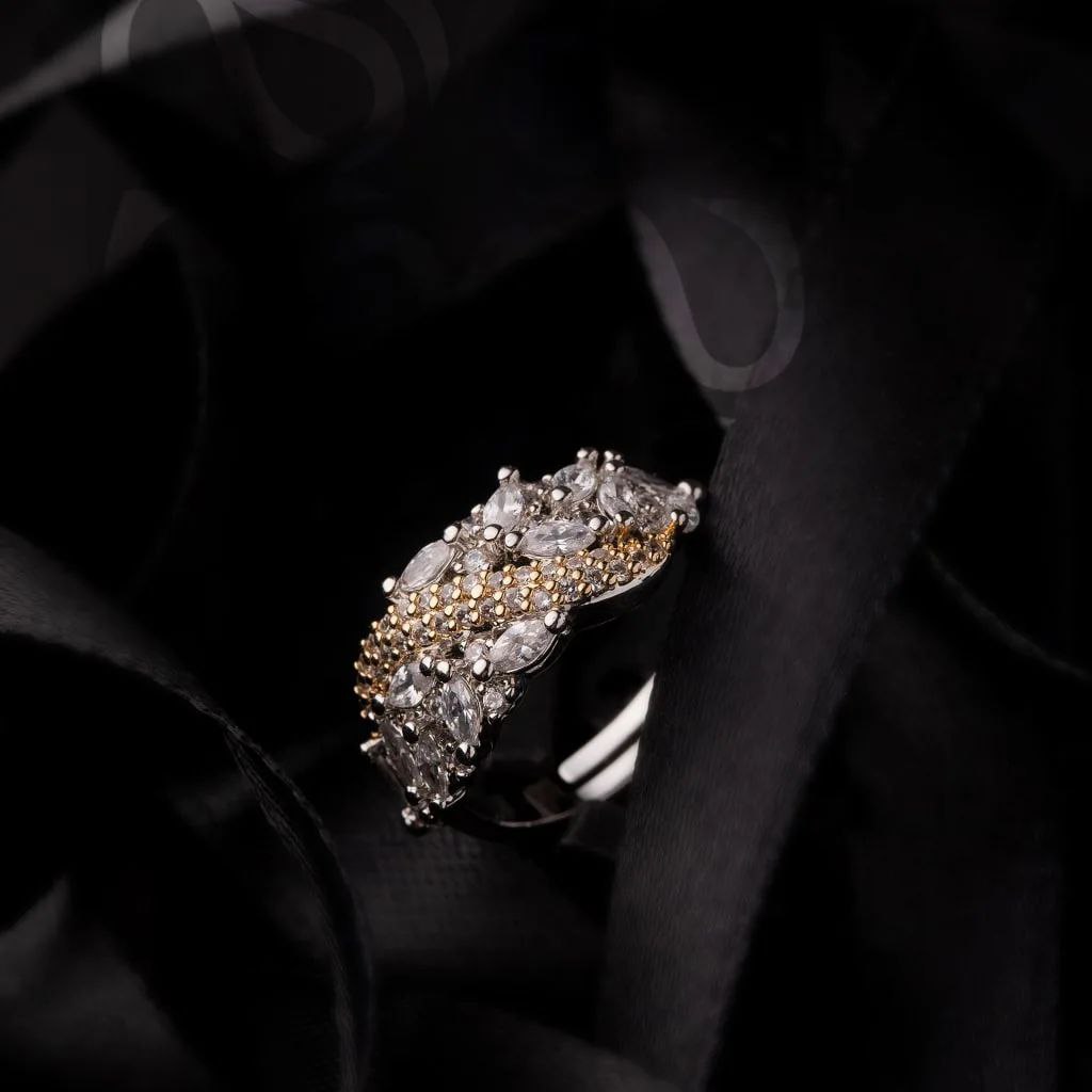 ​طقم "همسة الأناقة" المُرصَّع بالزركون البرَّاق 