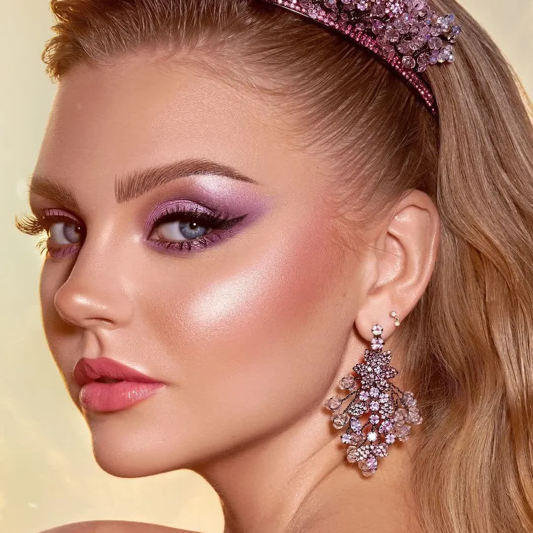 تاج أزهار الورد الفاتن