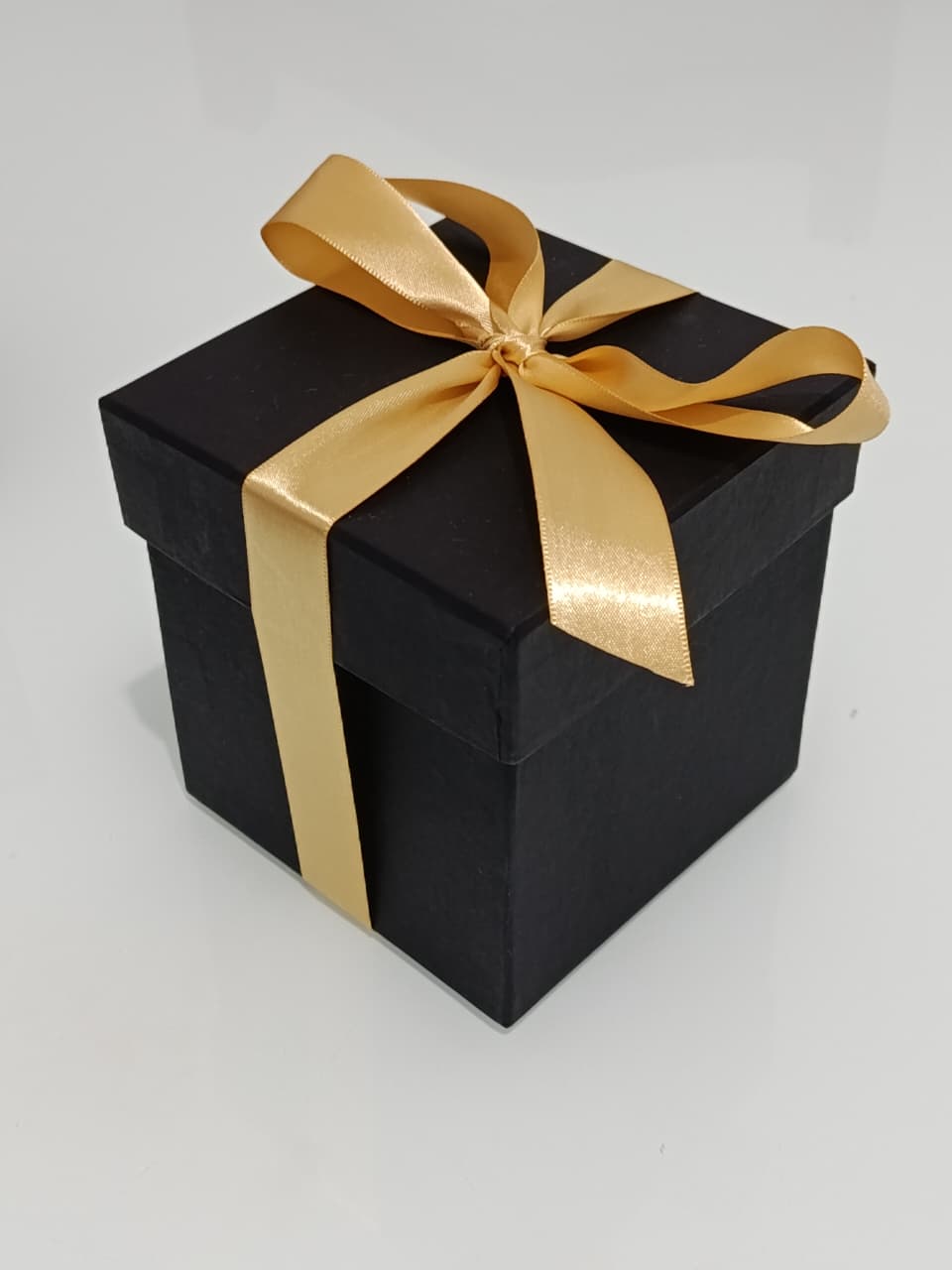 Caixa de presente com laço (DOURADO)