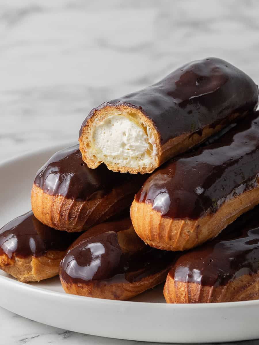 Eclairs ( 1 Box Isi 2 pcs )