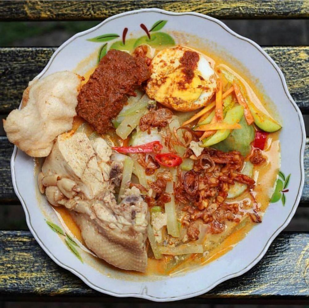 Lontong Cap Gomeh Komplit Spesial Ayam Kampung + Opor Daging