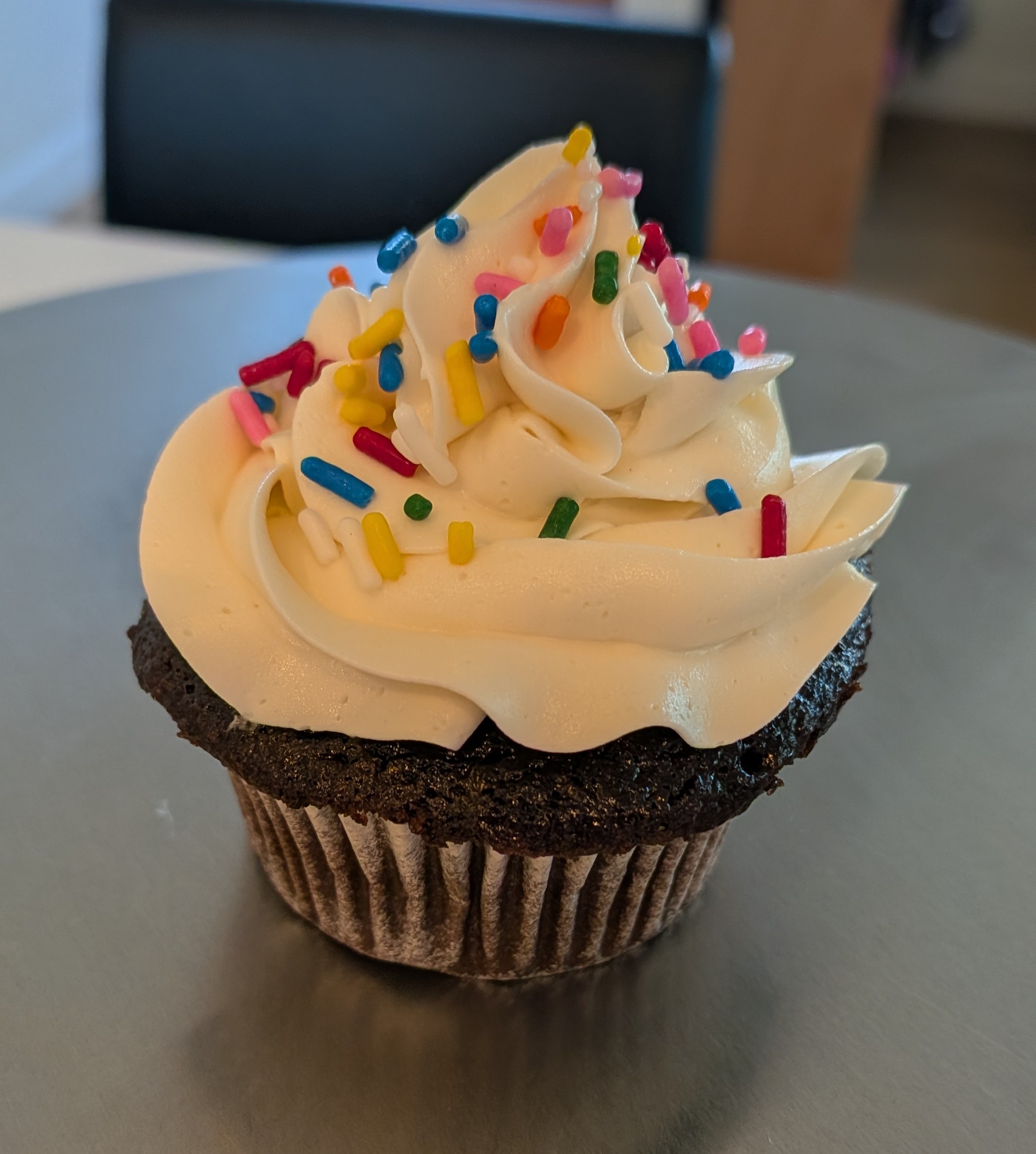 12 Custom Cupcakes - simple design