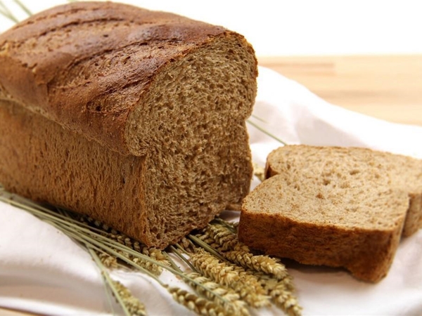 Volkoren tarwebrood half gesneden