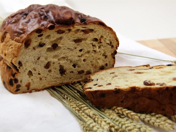 Boerenkrenten brood halfje gesneden