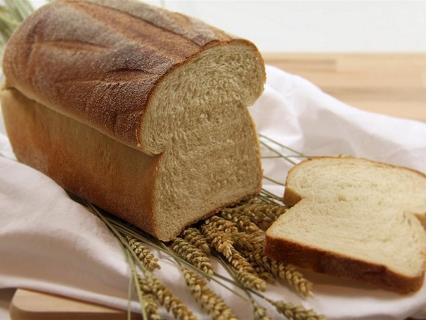 Blond Koren brood half gesneden