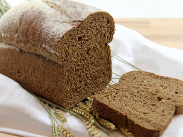 Vollerkoren brood half gesneden