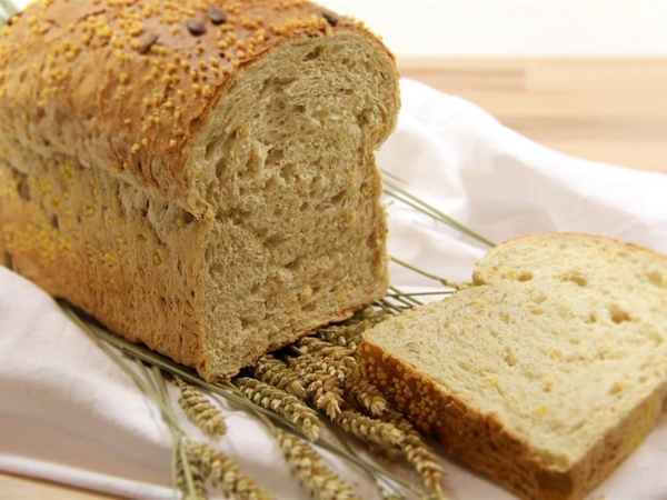 Maïs Speltbrood half gesneden