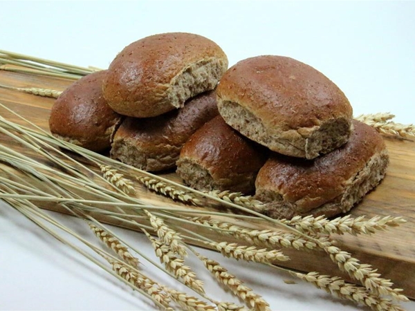 Zacht bruin volkorenbrood met beleg naar keus